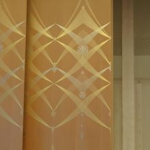 藤の間にある舞台の舞台扉のアップ。截金（きりかね）というもの