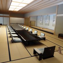 桐の間。掘りごたつになっています。