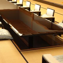 壁が映りこむほどの磨きっぷり。ここでご飯食べるのは緊張しそう