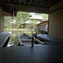 舟場。これがブータン国王夫妻がのった舟と池です。