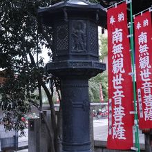 灯篭にこった彫がされてました。四天王かな？