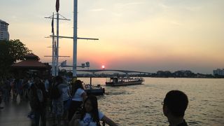 夕焼けを眺めに行きました。地元の方々のデートスポットですね。