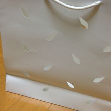 紙袋。トムソン抜きがされていて手が込んでる。