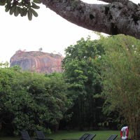 シギリヤの頂上からもこのホテルが見えました！