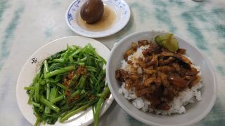 朝８時から開いているので、朝食に魯肉飯！