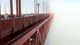 霧のゴールデンブリッジ。景色がめまぐるしく変わります。