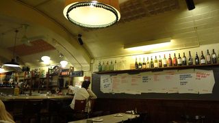 地元の料理が地元の人の店で食べられるバル