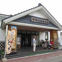 そとにはりぼての三味線を弾く人形がありました