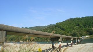 橋の中ほどに車がすれ違うスペースがある