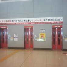 改札入ったらエレベーターがあります
