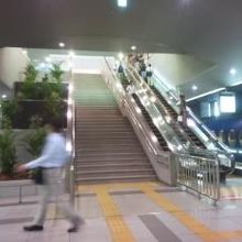 ホームからの階段とエスカレータ