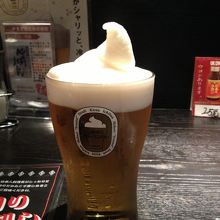 泡がしゃりっと冷たい生ビール