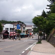 華厳の滝の周りにはお土産屋さん、お食事処多数。