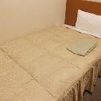 部屋は広くないが清潔