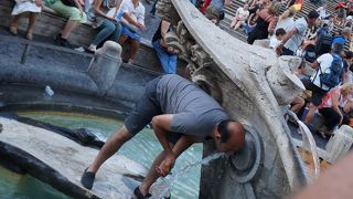 スペイン広場の噴水