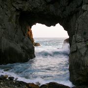 日本最大級の花崗岩の海蝕洞