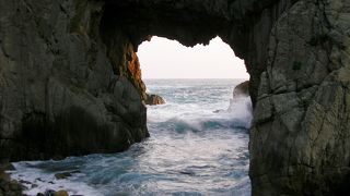 日本最大級の花崗岩の海蝕洞