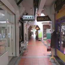 小さいけれどお洒落な店が並んでいます