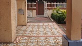 騒々しいオランダ広場とは対照的なセント・フランシス・ザビエル教会