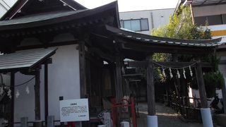 街に溶け込んでる神社です