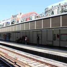 駅のホームから市が見える。