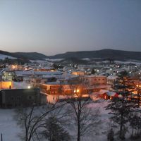 部屋から夜明け前の街を眺めます