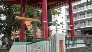 赤い鐘つき堂がある