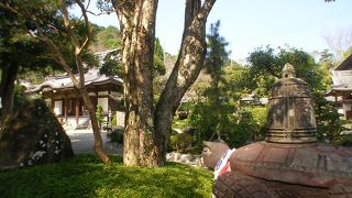 背中に鐘を乗せる亀の像がある