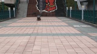 広場のような大きな橋