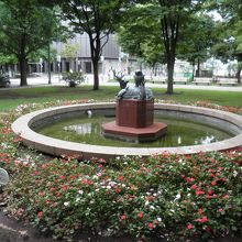 「奉仕の道」の像