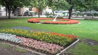 都会の憩いの場にある日時計