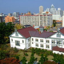 眼下に 新潟県政記念館、 遠方に NEXT21ビル