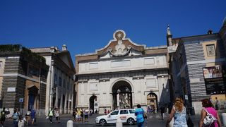 ポポロ広場に入る門