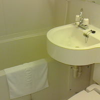 東横イン標準の大きさです．ユニットバスとして十分です．