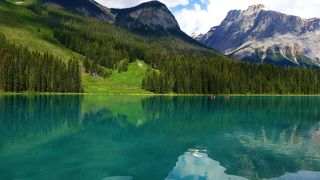 湖面に景色を反射させていることが多く撮影しやすい湖です。