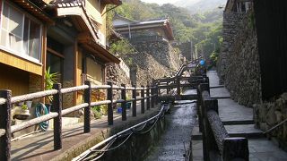 石垣で囲まれた民家がひしめき合うように建つ