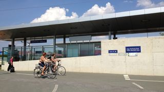 市内へ電車で２０分ほど