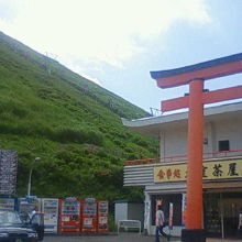 山の上にあるリフト乗り場です。