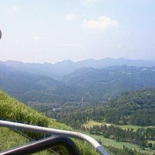 リフトに乗って左右を見れば山の麓の風景が広がります。