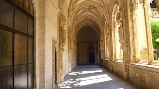 入口からは想像できない回廊の美しさ