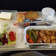 搭乗した時の機内食、味は可もなく不可もなく