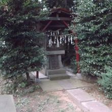 脇裏からも入れますが、神社は参道からお参りを・・