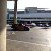 空港のタクシー乗り場