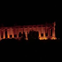 ライトアップされた神殿