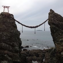 夫婦岩の間から見える軍艦島