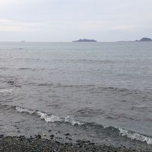 夫婦岩横の海岸から見える軍艦島