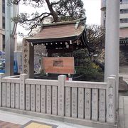 神戸三宮の繁華街のど真ん中に有る神社で、昔よりここに設置されているとの事です。