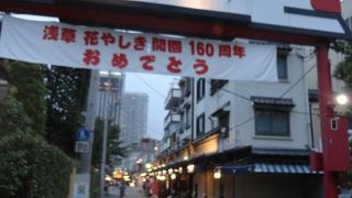 花やしきのすぐ横を通ります