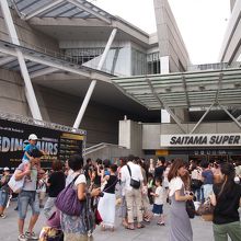 イベント時は人でごった返すアリーナ