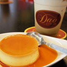 フラン（プリン）とカフェラテ。